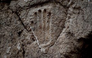 1000 Yıllık Hendek Duvarında Gizemli Bir El İzi Bulundu