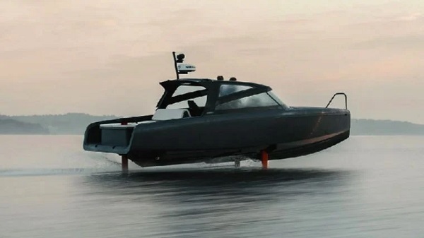 Gövdesi Denize Temas Etmeden Hareket Eden Uçan Tekne!