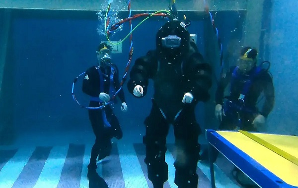 Navy diving suit can withstand over 18 atmospheres of pressure at 600 ft