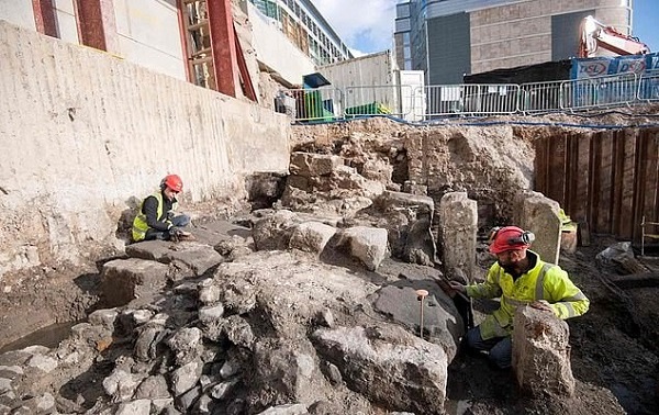 Ayaklarımız Altında Gizlenmiş 2000 Yıllık Devasa Duvar Bulundu