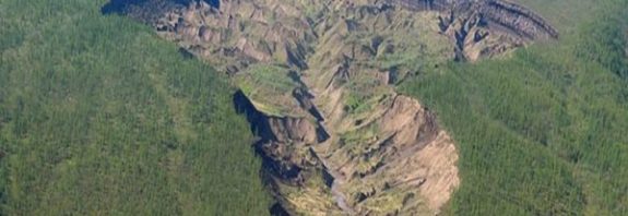 Bir Drone Sibirya'nın "Yeraltı Dünyasına Açılan Geçidine" Uçtu ve Görüntüler Muhteşemdi