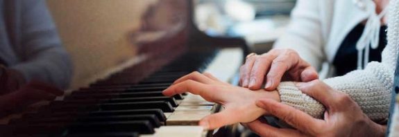 Robo-Eldiven İle Piyano Çalmayı Öğrenebilirsiniz. Sadece Bu da Değil!