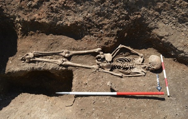 Ayakları Bağlanarak Gömülmüş 15 Yaşında Genç Bir Kız İskeleti Bulundu