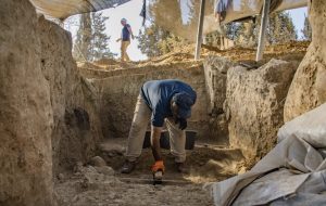 Arkeologlar Yaptığı Kazıda 5500 Yıllık Bir Şehir Kapısıyla Karşılaştı