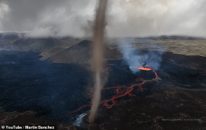 Yanardağ Kraterinden Fışkıran 'Kasırga' Muhteşem Bir Görüntü Ortaya Çıkardı