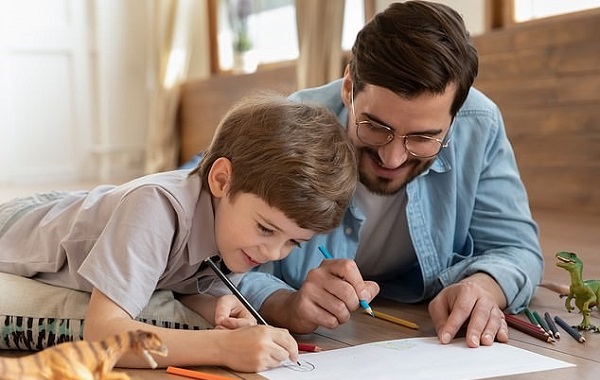 Çocuklar Babalarıyla Kitap Okuyup Oynarsa Okulda Daha Başarılı Oluyor