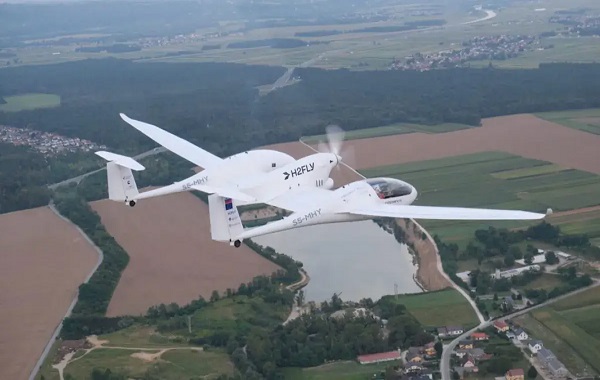 First liquid hydrogen-powered piloted plane soars into sky