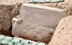 Irak'ta 2.700 Yıllık Asur Tanrısı Heykeli Ortaya Çıkarıldı