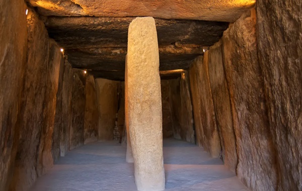 Devasa Tarih Öncesi Mezar