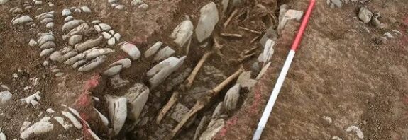 İnsanların Yemek Yediği ve Oyun Oynadığı Sıradışı Bir Mezarlık Keşfedildi