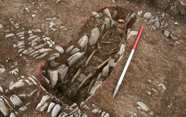 İnsanların Yemek Yediği ve Oyun Oynadığı Sıradışı Bir Mezarlık Keşfedildi