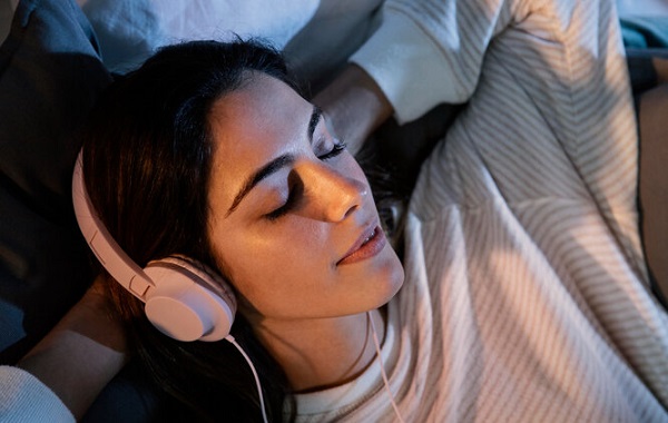 Uyku Sırasında Meditasyon Dinlemek Kalbe İyi Geliyor