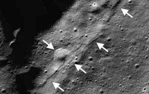 NASA: Ay Küçülüyor, Güney Kutbu Yakınlarında Kabuğu Kırılıyor