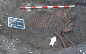 At Üzerinde Kucak Kucağa Gömülü İskeletlerin Anne-Kız Olduğu Ortaya Çıktı