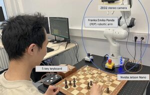 Robot Gerçek Taşlarla Satranç Oynarken Hamleleri Kelime ve Jestlerle Yorumluyor