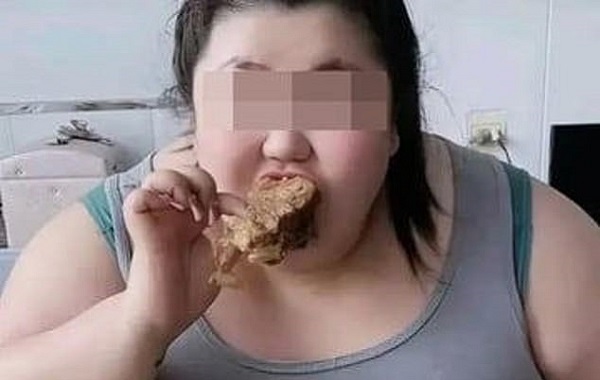 24 Yaşındaki Kadın Canlı Yayında 10 Saat Boyunca Yemek Yerken Öldü