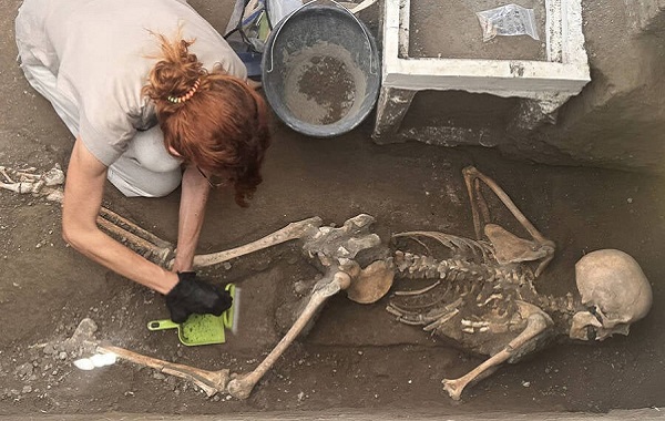 Pompeii'de Yatak Odalarında Mahsur Kalan Bir Çifte Ait İskeletler Bulundu
