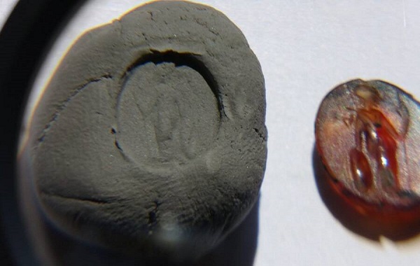 Arkeologlar Asos'ta Tanrıça Athena Resimli 1.700 Yıllık Yüzük Taşı Buldu