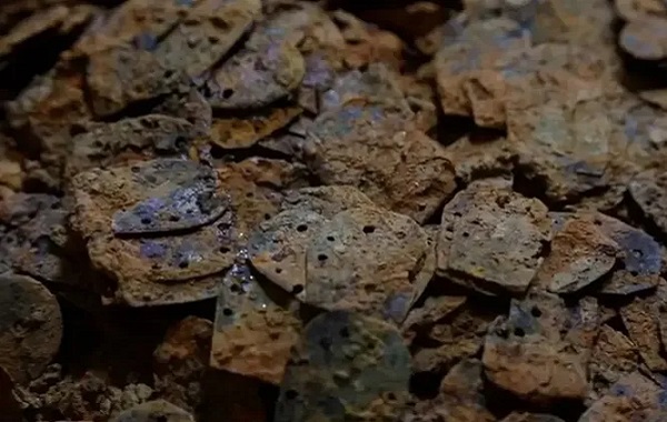 Çin Mezarında 2.000 Yıllık Eşsiz Bir “Balık Pulu” Zırhı Bulundu