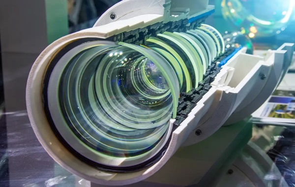 Scientists turn light pulses into atomic mirrors to enhance quantum sensors