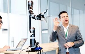 Felçli Adam Düşünce Gücüyle 7 Ay Dibi Rekor Sürede Robotik Kolu Kontrol Etti