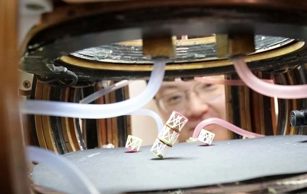 Metabot: Motor veya Elektroniğe İhtiyaç Duymayan Dönüşebilen Bir Malzeme Üretildi