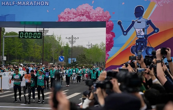 İnsansı Robotların İnsanlarla Yarıştığı Dünyanın İlk Yarı Maratonu