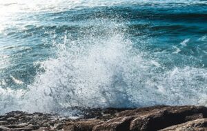 Yaşamın Kökeni İçin Gereken Molekül Sis ve Deniz Spreyinden Ortaya Çıkıyor