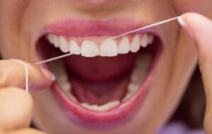 Aşı Yerine Düzenli Diş İpi Kullanmak Sizi Gripten Nasıl Koruyabilir?