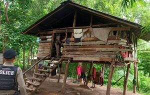 Tayland'da Köpeklerle Birlikte Büyüyen ve Havlayan Bir Çocuk Kurtarıldı