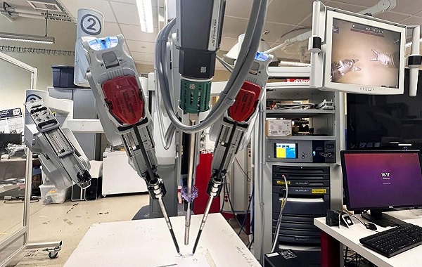 İlk Kez Bir Robot Cerrah Eliyle Kontrol Edilmeden Bir Ameliyat Gerçekleştirdi
