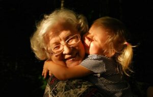 Torunlarla İletişim Kurmak Demans Riskini Azaltıyor