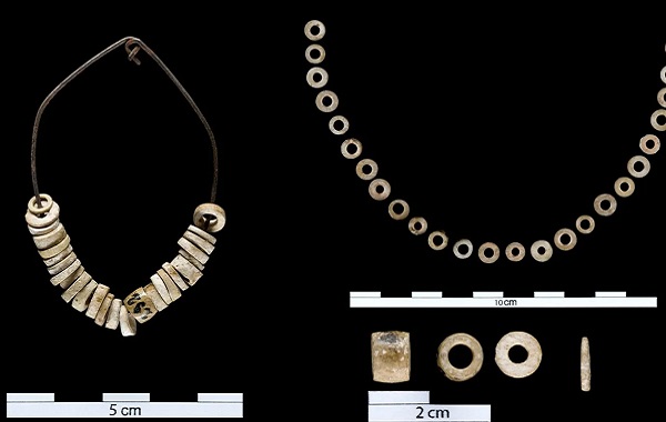 Antik İnsanlar 20.000 Yıl Önce Fosilleşmiş Deniz Kabuklarından Kolyeler Yapmış