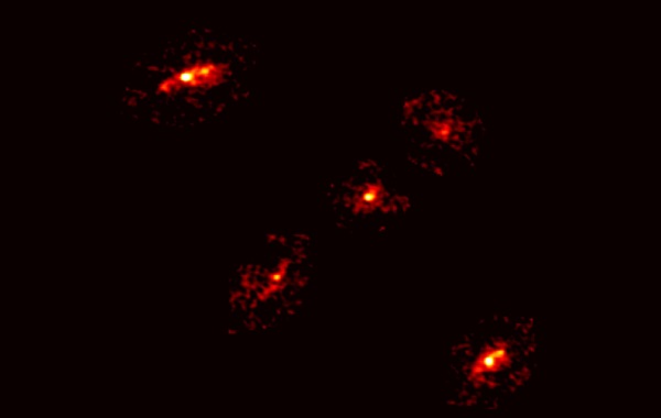 Einstein Haçı, Beşinci Hayalet Görüntüsünü ve Karanlık Madde Sürprizini Ortaya Çıkarıyor