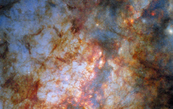 Hubble; Messier 82'nin Yıldızlarla Dolu Kalbini Görüyor