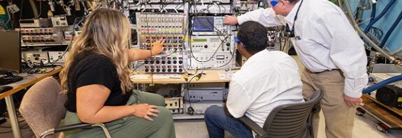 Bilim İnsanları Sonunda Bir Protonun Suda Hareket Ettiğini 'Gördüler'