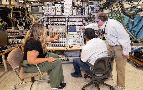 Bilim İnsanları Sonunda Bir Protonun Suda Hareket Ettiğini 'Gördüler'