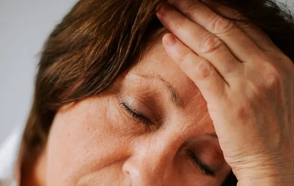 Kadınların Menopoz Döneminde Neden "Beyin Sisi" Yaşadığı Keşfedildi