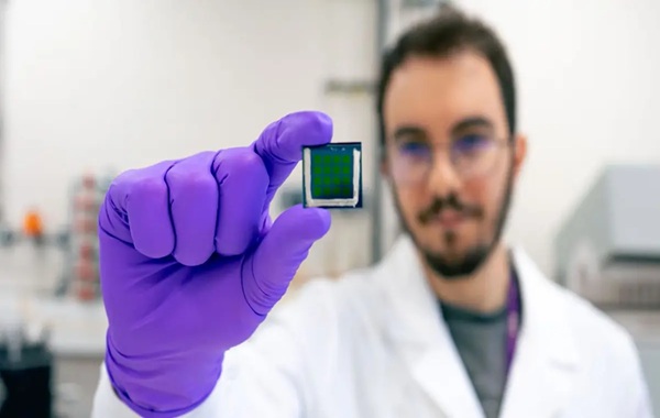 New tiny gold mirror could make solar panels lighter, cheaper, and stronger