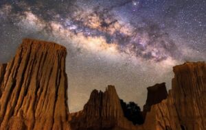 Karanlık Madde Samanyolu'nun Etrafında Hafif Bir Parıltıyla Kendini Gösterebilir