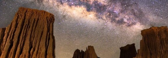 Karanlık Madde Samanyolu'nun Etrafında Hafif Bir Parıltıyla Kendini Gösterebilir