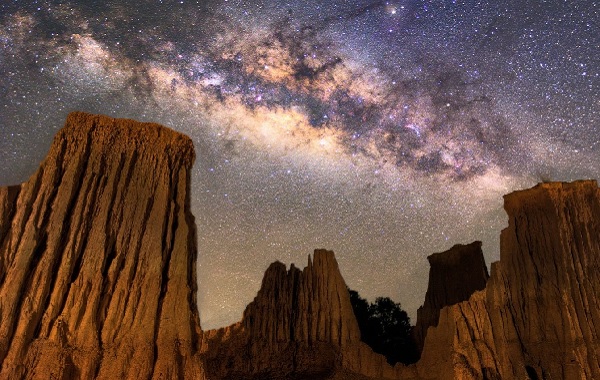 Karanlık Madde Samanyolu'nun Etrafında Hafif Bir Parıltıyla Kendini Gösterebilir