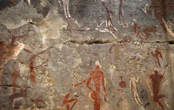 Afrika San Kaya Sanatı Trans Danslarını ve Başlangıç Ritüellerini Ortaya Koyuyor