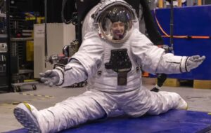 NASA Artemis III Ay Görevi İçin Yeni Bir Uzay Giysisini Test Ediyor