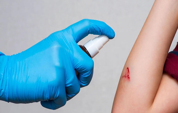 One Second to Save a Life: The Revolutionary Spray That Seals Battlefield Wounds Instantly