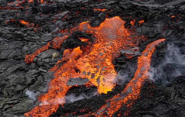 Kaynar Lavın Sıcaklığına Dayanabilen Bir Bellek Çipi Üretildi