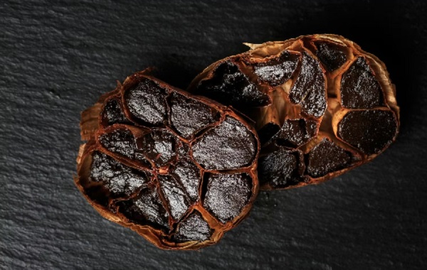 Son Yılların Trendi Siyah Sarımsak Nedir, Nasıl Yapılır ve Neden Bu Kadar İlgi Görüyor?