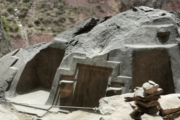 Naupa Huaca Portalı Gerçeği: Bu “Sahte Kapı” Aslında İnsan Zihnine mi Açılıyor?